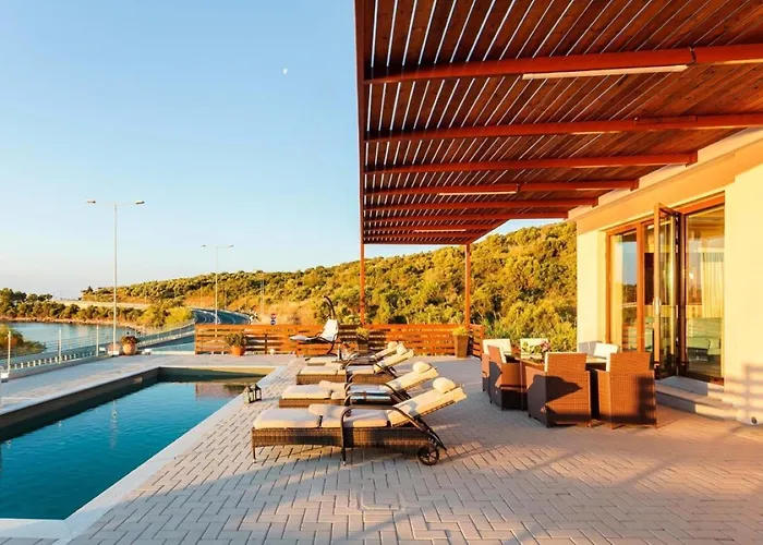 Seaside Summer Bliss - Aurora Luxury Pool Paradise Βίλα