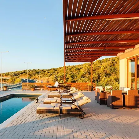 Seaside Summer Bliss - Aurora Luxury Pool Paradise וילה