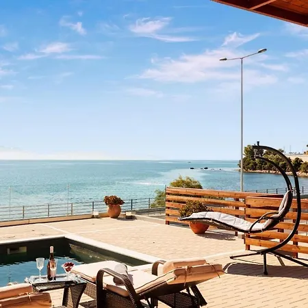 Seaside Summer Bliss - Aurora Luxury Pool Paradise