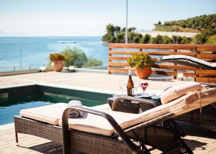 Seaside Summer Bliss - Aurora Luxury Pool Paradise